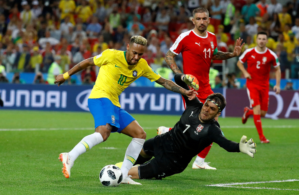 Serbia's Vladimir Stojkovic saves a shot from Brazil's Neymar during their Group E World Cup match in Moscow on Wednesday (27/06). (Reuters Photo/Kai Pfaffenbach)