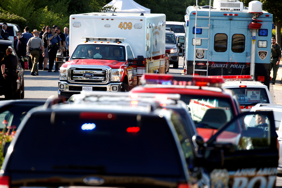 Emergency response vehicles drive near a shooting scene after a gunman opened fire at the Capital Gazette newspaper in Annapolis, Maryland, Thursday (28/06). (Reuters Photo/Joshua Roberts)