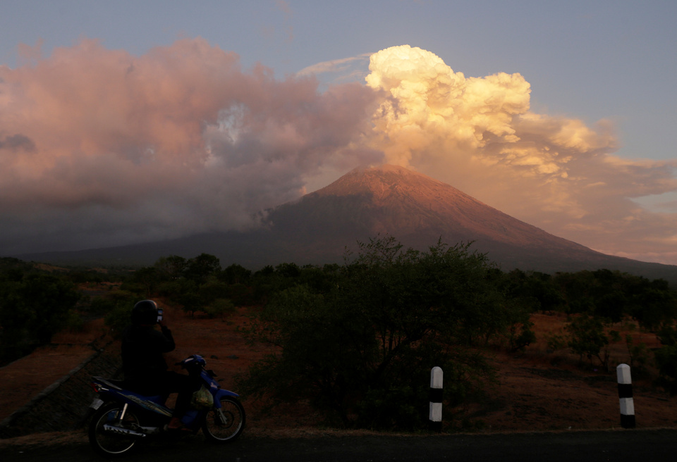 Mount Agung has erupted again, causing airport closures on Friday (29/06). (Reuters Photo/Johannes P. Christo)