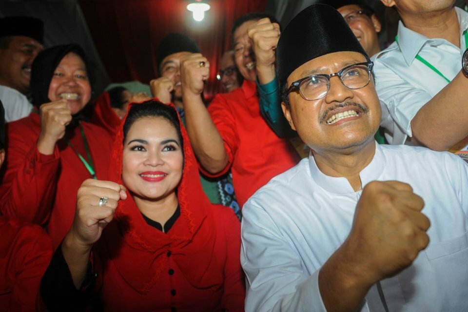 East Java governor candidate Saifullah Yusuf, right, and his deputy Puti Guntur Soekarno has a close shot in next week election. (Antara Photo/Zabut Karuru) 