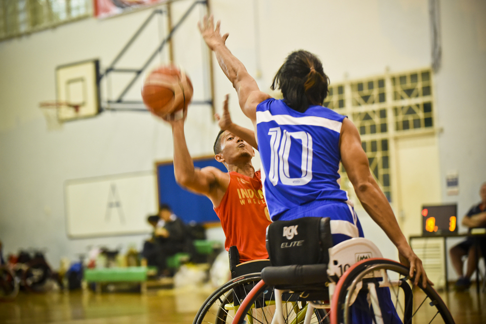 Indonesian men's wheelchair basketballer Kuswantoro shooting the ball in a friendly game against the Thailand at the Bristish School Jakarta on Monday (25/06) (JG Photo / Yudha Baskoro)