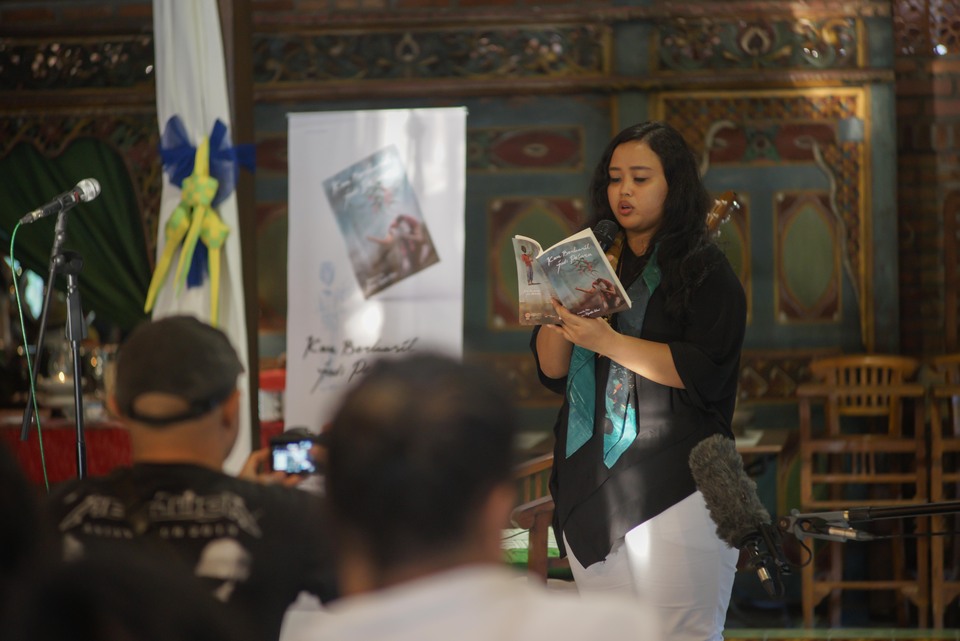 Fitri Nganthi Wani, the daughter of disappeared poet Wiji Thukul, at the launch of her new book in Yogyakarta on Friday (08/06). (Photo courtesy of Partisipasi Indonesia)