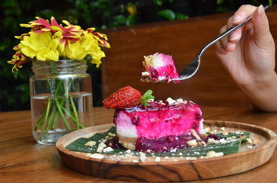 Burgreen's Raw Strawberry Cheesecake features a dragonfruit and basil seed sauce. (JG Photo/Cahya Nugraha)