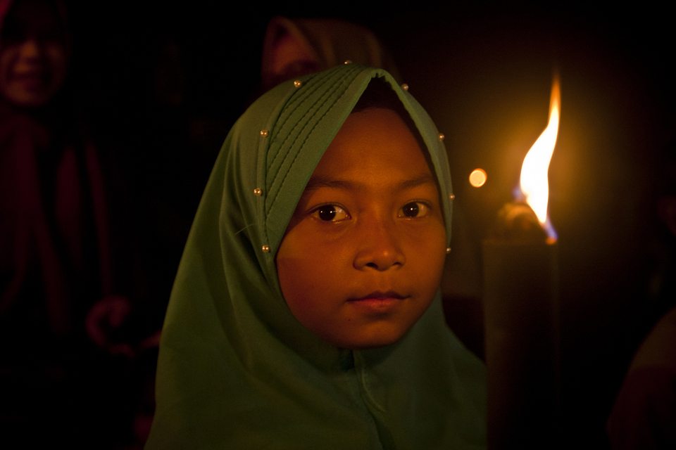 A girl participates in the takbiran festival of lights in Triwarno, Central Java, on Thursday (13/06). (JG Photo/Yudha Baskoro)