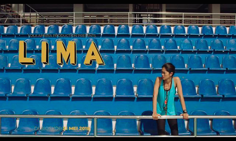 Prisia Nasutions plays an incorruptible swimming coach in Pancasila film 'Lima.' (Photo courtesy of Lola Amaria Production)