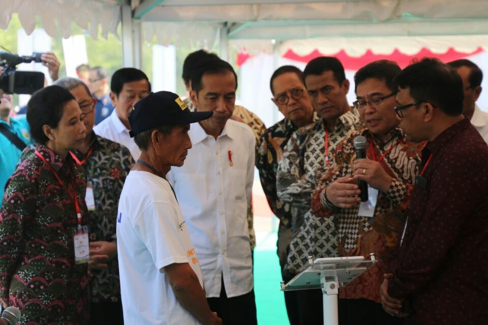 President Joko 'Jokowi' Widodo and Telkom president director Alex J. Sinaga participate in the inauguration of the Agricultural Entrepreneurship and Digitization of Agricultural Systems program in Sliyeg Indramayu, West Java, June 7. (Photo courtesy of Telkom)