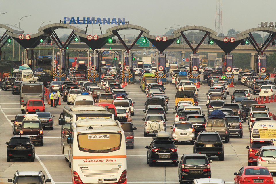 FILE - Vehicles from lines in front of the Cipali toll gate in Cirebon, West Java, Sunday, June 10, 2018. (Antara Photo/Dedhez Anggara)