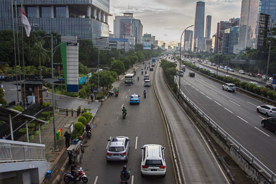 Jalan Gatot Subroto in South Jakarta. (Antara Photo/Galih Pradipta)