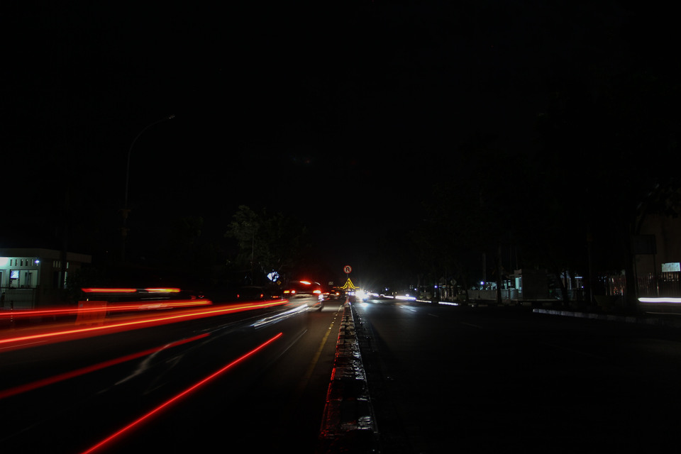 Jalan Gajah Mada in Pekanbaru, Riau, went dark on Monday (25/06), after the municipal government failed to pay its electricity bills, which already amount to Rp 37 billion ($2.61 million). (Antara Photo/Rony Muharrman)