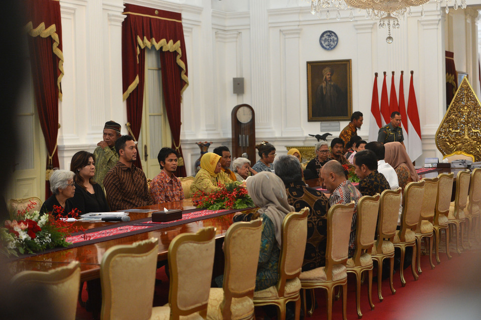 President Joko 'Jokowi' Widodo meeting with Kamisan protesters at the State Palace in Central Jakarta on Thursday (31/05). (Antara Photo/Wahyu Putro A)