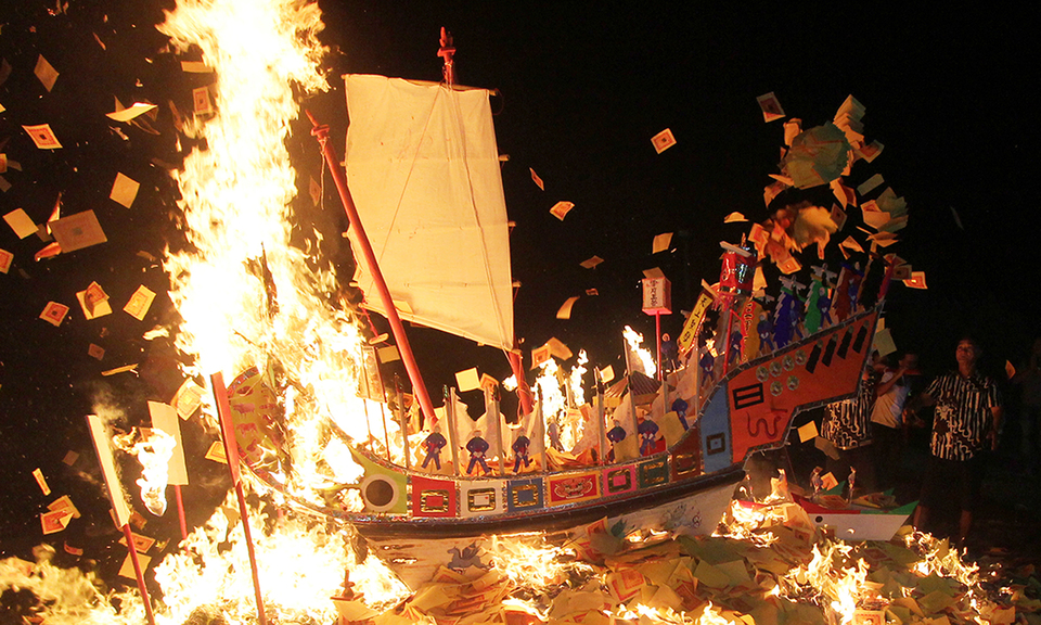 Confucians burn a replica of a Chinese junk during a ceremony to celebrate the birthday of the deity Hun Hu Ong Ya in Sinaboi Kecil village in Rokan Hilir district, Riau, on Thursday (31/05). (Antara Photo/Aswaddy Hamid)