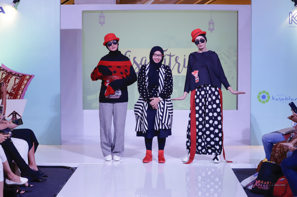 Lisa Fitria stands with her models presenting 'Polka Dolls.' (Photo courtesy of IFC)