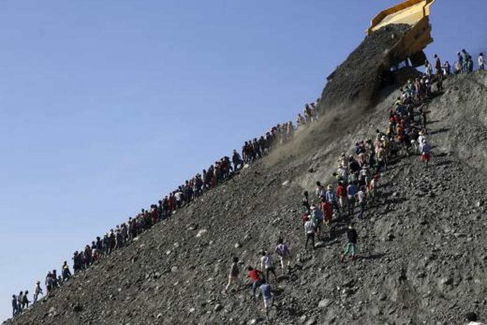 Miners search for jade stones at a mine dump at a Hpakant jade mine in Kachin State, Myanmar, in this November 2015 file photo. (Reuters Photo/Soe Zeya Tun)