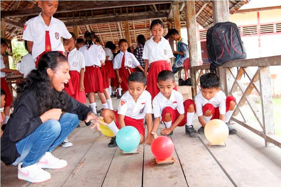 Elementary school students taking part in a science festival in Saparua, Maluku, organized by Heka Leka foundation last year. (Photo courtesy of Heka Leka)