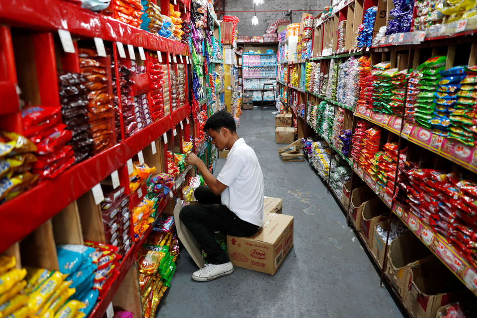 A worker sorts grocery items at a supermarket in Las Pinas, Metro Manila, Philippines, Thursday (05/07). (Reuters Photo/Erik De Castro)