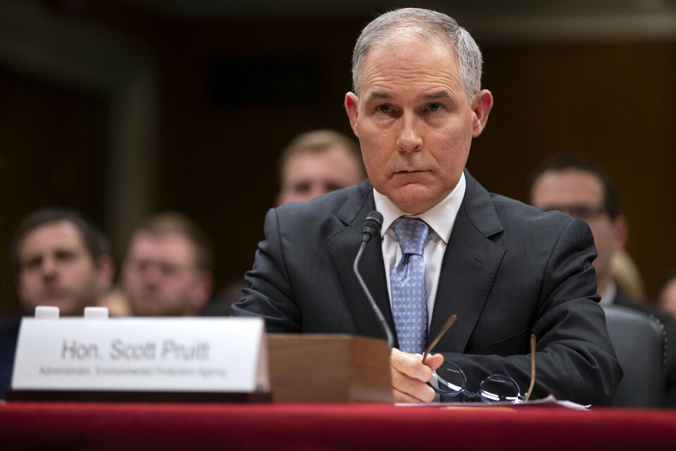 US Environmental Protection Agency chief Scott Pruitt, who had been lauded by President Donald Trump for his aggressive efforts to roll back environmental regulations, resigned on Thursday (05/07) under heavy fire for a series of ethics-related controversies. (Reuters Photo/Al Drago)