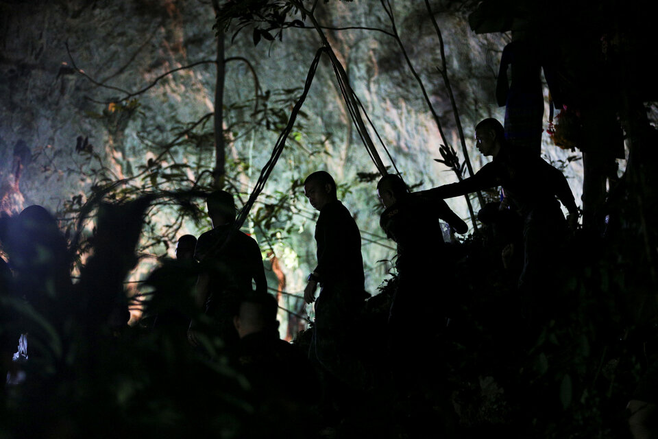 Military personnel are seen in front of the Tham Luang cave, where 12 boys and their soccer coach are trapped, in the northern province of Chiang Rai, Thailand, Friday (06/07).  (Reuters Photo/Athit Perawongmetha)