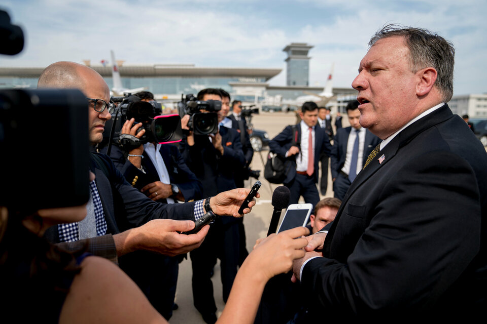 US Secretary of State Mike Pompeo speaks to members of the media following two days of meetings with Kim Yong Chol, a North Korean senior ruling party official and former intelligence chief, before boarding his plane at Sunan International Airport in Pyongyang, North Korea, Saturday (07/07), to travel to Japan. (Reuters Photo/Andrew Harnik)