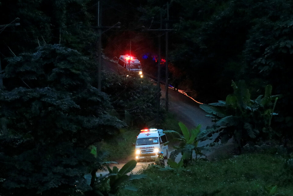 Two ambulances leave from Tham Luang cave complex in the northern province of Chiang Rai, Thailand, Monday (09/07). (Reuters Photo/Soe Zeya Tun)
