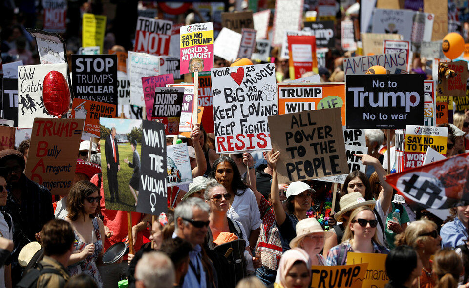 Demonstrators protest against the visit of US President Donald Trump, in central London, Britain, Friday (13/07). (Reuters Photo/Peter Nicholls)