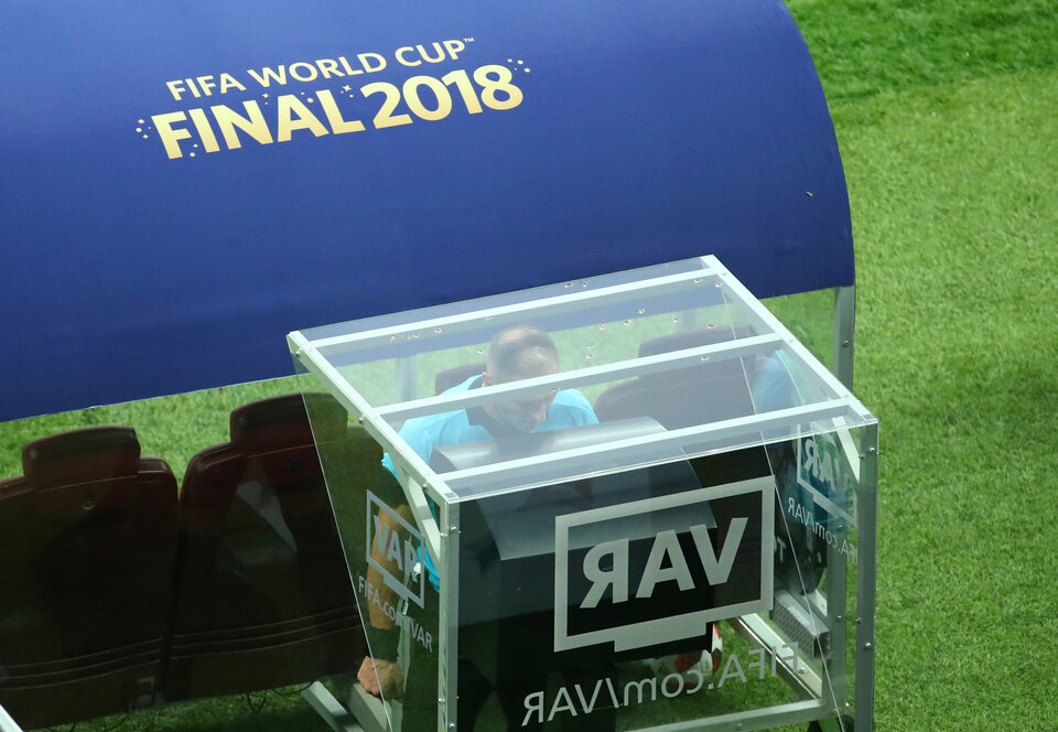 A debatable penalty awarded with the use of FIFA's new Video Assistant Referee (VAR) system proved a turning point in the World Cup final on Sunday (15/07) and raised more questions over whether the new technology is being used in the way it was originally intended. (Reuters Photo/Michael Dalder)