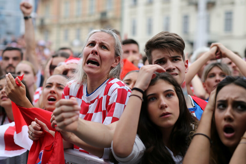 Croatian fans watch a broadcast of their team's FIFA World Cup final match against France in Zagreb's main square on Sunday (15/07). (Reuters Photo/Antonio Bronic)