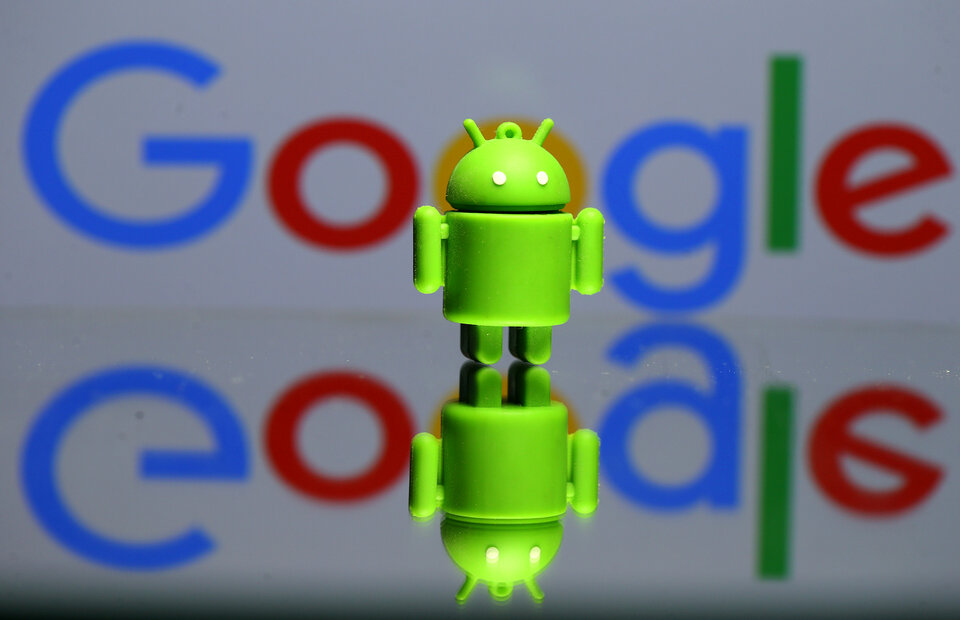 EU regulators hit Google with a record €4.34 billion ($5 billion) antitrust fine on Wednesday (18/07) for using its Android mobile operating system to squeeze out rivals. (Reuters Photo/Dado Ruvic)