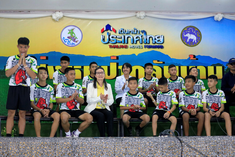 The 12 boys and their football coach who were rescued from a flooded cave, arrive for a news conference in Chiang Rai Province, Thailand, on Wednesday (18/07). (Reuters Photo/Soe Zeya Tun)