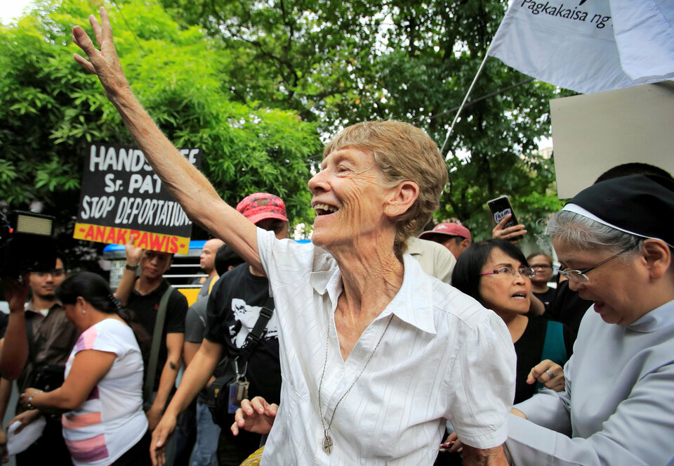 Australian missionary Patricia Fox waves to her supporters before filing a petition calling for a review of her deportation case at the Department of Justice, after the immigration bureau voided her visa following complaints from Philippine President Rodrigo Duterte about her participation in protest rallies in Padre Faura, metro Manila, on May 25, 2018. (Reuters Photo/Romeo Ranoco)