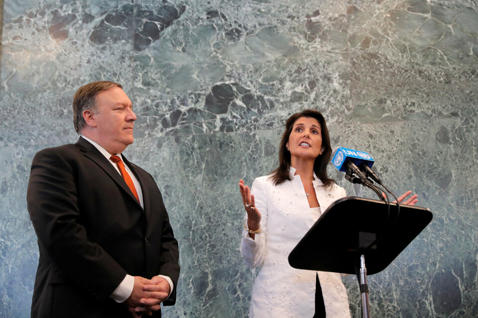 US Secretary of State Mike Pompeo and US Ambassador to the United Nations Nikki Haley hold a press briefing at UN headquarters in New York City, New York, Friday (20/07). (Reuters Photo/Brendan McDermid)