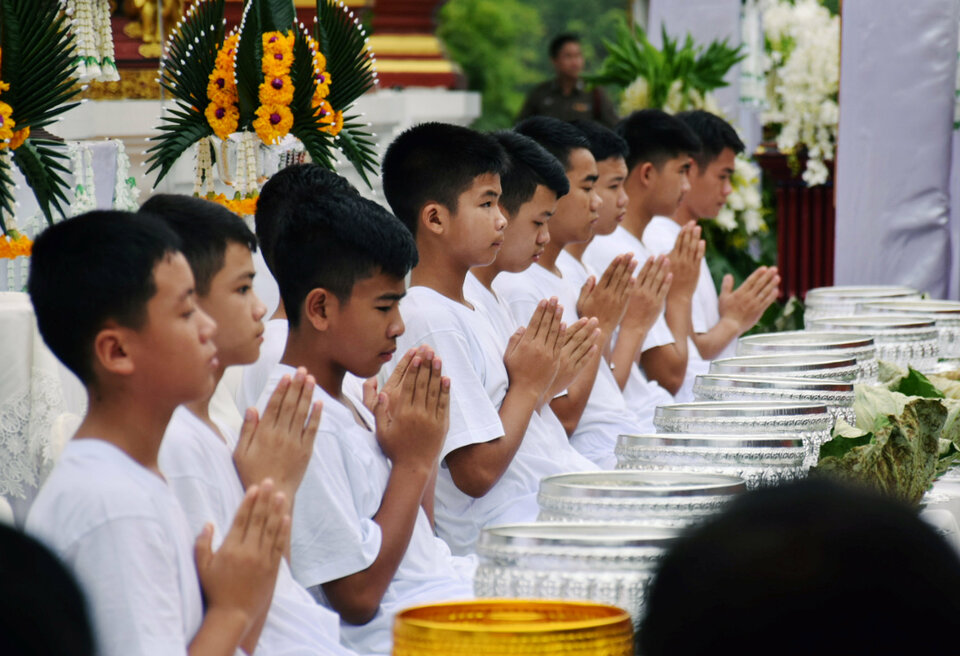 Members of the football team rescued from a cave are seen during ordination ceremony, in a temple at Mae Sai, in the northern province of Chiang Rai, Thailand, on Monday (24/07). (Reuters Photo)