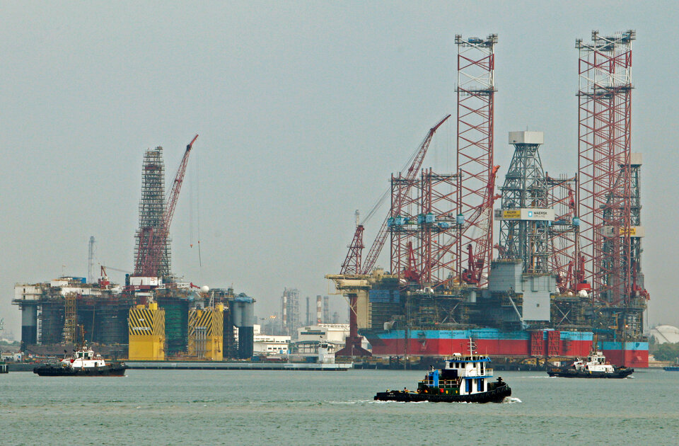 A big drag on Singapore's growth in recent years, the embattled offshore and marine industry, has broken a three-year losing streak. (Reuters Photo/Edgar Su)