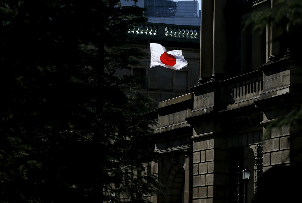  Japanese government bonds rallied on Tuesday (31/07) after the central bank tweaked its monetary policy but pledged to keep interest rates low, bringing relief to a market which had braced for more radical changes to monetary policy. (Reuters Photo/Toru Hanai)