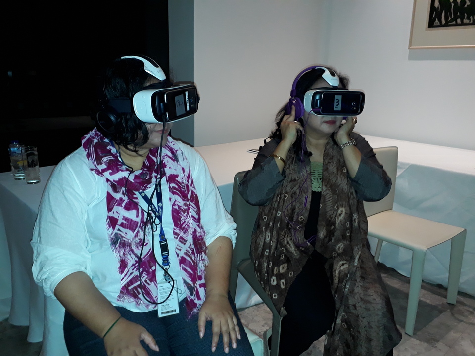Indonesians try enVizion's  virtual reality headsets in Jakarta on Monday (09/07). (JG Photo/Telly Nathalia)