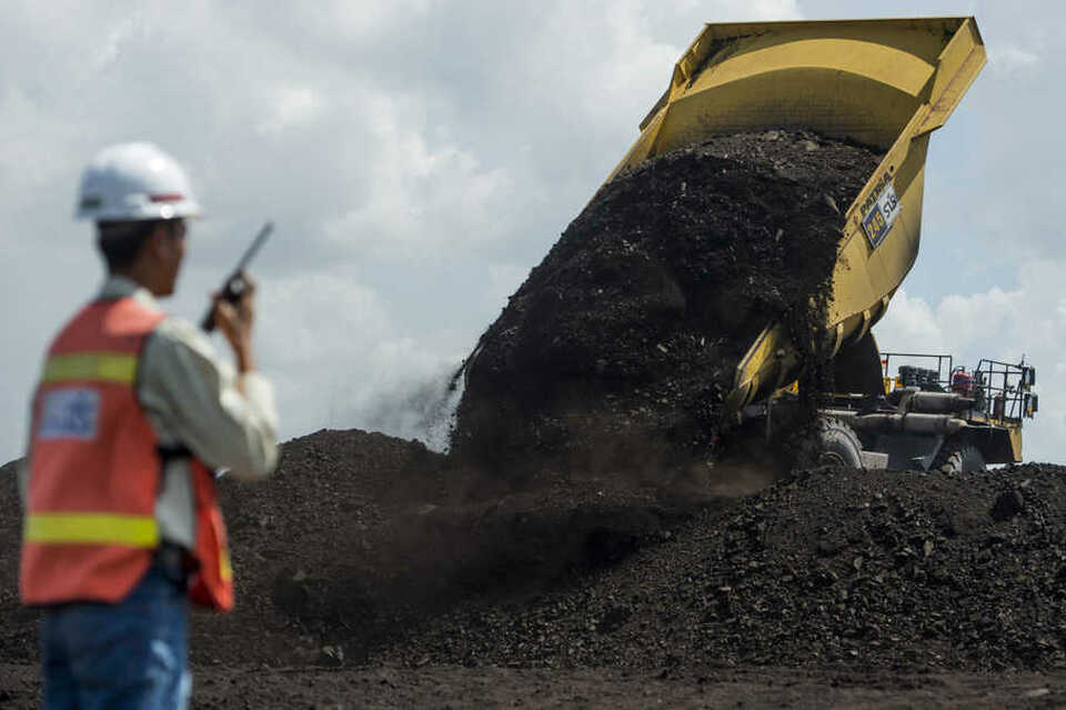 The government in March set a ceiling price for 25 percent of its coal production bound for state utility company Perusahaan Listrik Negara at $70 a metric ton. (Antara Photo/Sigid Kurniawan)