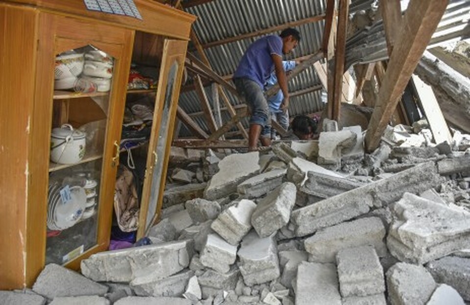 The government has declared a three-day state of emergency after a 6.4 magnitude earthquake killed at least 14 people, including a Malaysian tourist, on Lombok Island in West Nusa Tenggara on Sunday morning (29/07). (Antara Photo/Ahmad Subaidi)