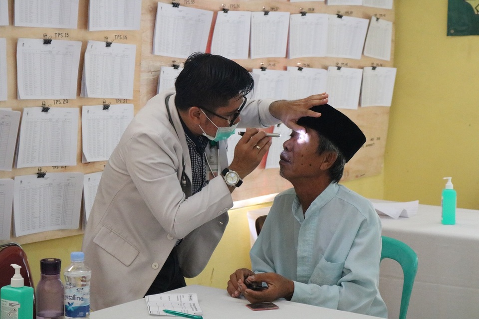 A resident of Jayamukti attends a free medical checkup organized by Lippo Cikarang. (Photo courtesy of Lippo Cikarang)