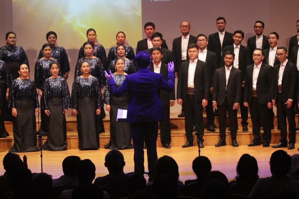 The Resonanz Music Studio (TRMS) under the leadership of Avip Priatna supported by Bakti Budaya Djarum Foundation held Sanguinis Choraliensis concert! 2018 at Kertanegara Resital Hall, Jakarta July 22, 2018. Sanguinis Choraliensis Concert! 2018 brings Factum est Silentium, Angelus Domini, Gloria Patri - Amen of "Magnificat", O Magnum Mysterium, Gloria Excelsis, The Music of Stillness, Soneto de la Noche, Come Back to Me My Love, And So it Goes, Vivamus, Segalariak , Zahnweh (Op. 55 no.2), Qawwali Wedding, The Waltzing Cat, Man in the Mirror, Dawn and Dusk II, Lisoi (traditional Batak song), and closed with Superstition song. Photo Courtesy of Image Dynamics

