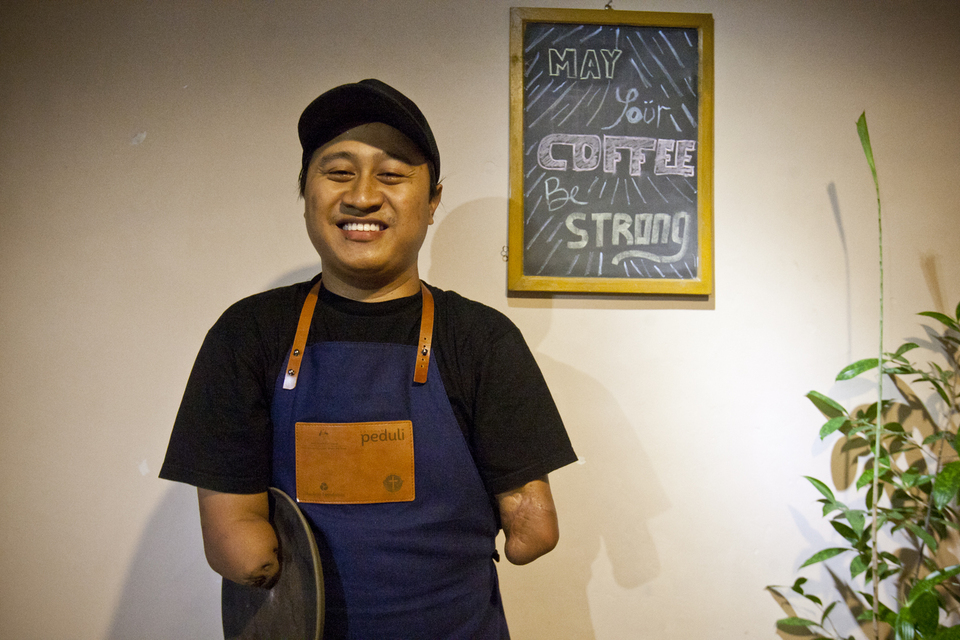Eko Sugeng (33) or Eko, as he likes to be called is not an ordinary barista. He is a barista with disabilities at Cupable Cafe in Besi, Yogyakarta on Saturday (21/07) Eko was born normal, but his hand was amputated due to work accidents in 2002. (JG Photo / Yudha Baskoro)