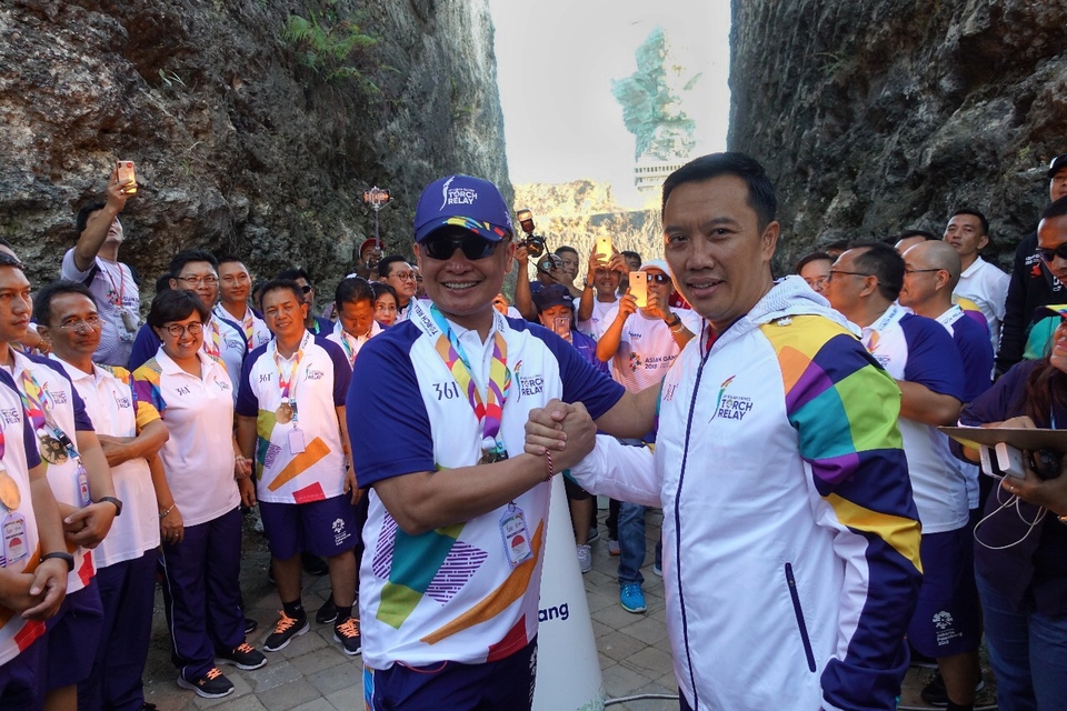 Youth and Sports Minister Imam Nahrawi, right, and Dian Rachmawan, Telkom director of enterprise and business services, seen during an event to welcome the arrival of the Asian Games torch at Garuda Wisnu Kencana Festival Park in Badung, Bali, on Tuesday (24/07). (Photo courtesy of Telkom)