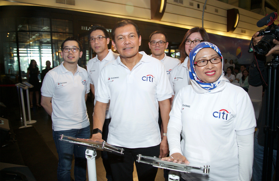 Executive Vice President of Telkomsel Jabodetabek area, Ririn Widaryani, CEO of TCash Danu Wicaksana, CEO of Citi Indonesia Batara Sianturi and Head of Consumer Banking Citi Indonesia Cristina Teh Tan, at the launch of "Live Large" Citi Telkomsel Credit Card in Jakarta, July 18, 2018. Telkomsel Citi Indonesia offers new value and benefits for Citi Telkomsel Card holders to support urban lifestyle, data package up to 20 GB, TCASH balance and promo in various merchants. Photo Courtesy of Citi Indonesia
