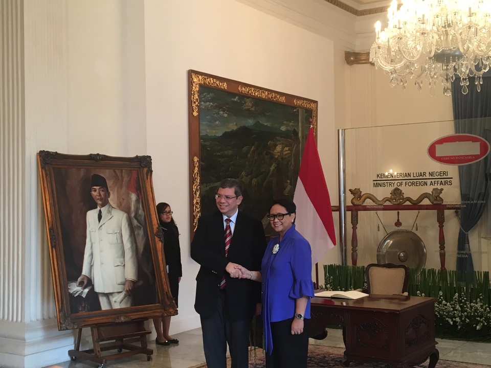 Malaysia’s Foreign Minister Saifuddin Abdullah meets with  Foreign Minister Retno Marsudi in Jakarta on Monday (23/07). (JG Photo/Sheany)