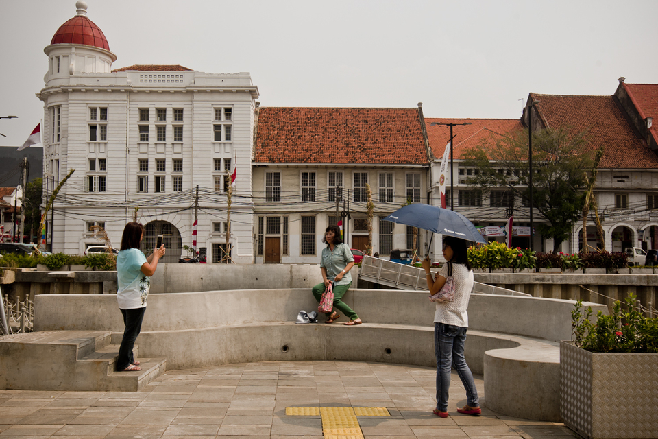 Visitor take a selfie in front of Kalibesar at Kota Tua (Old Town) in West Jakarta on Friday (13/07) Kali Besar is becoming a new Jakarta's tourism historical site (JG Photo / Yudha Baskoro)