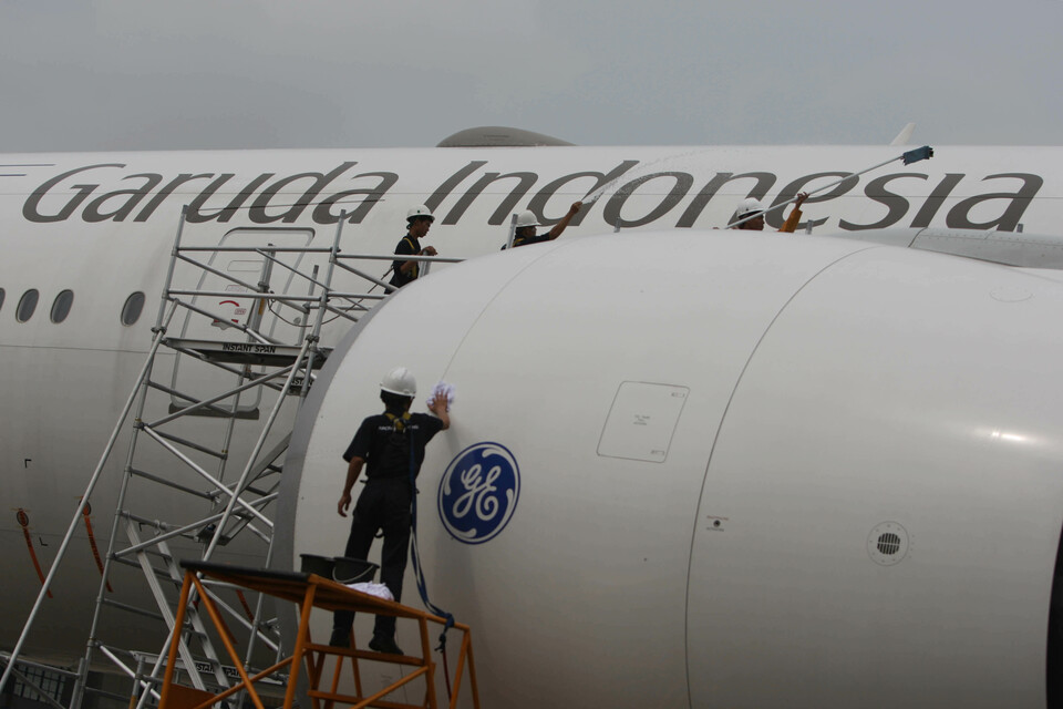 Garuda Indonesia has withdrawn its logo from all aircraft operated by Sriwijaya Air on Wednesday, in a heightened dispute over changes in the latter's board of directors, and amid threats of a premature end to their partnership. (JG Photo/Afriadi Hikmal)