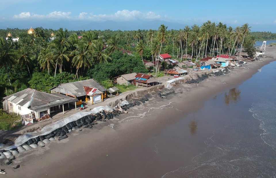 Ulakan Beach is sinking as the ocean rises in Padangpariaman, West Sumatra, Monday (16/07). Coastal erosion threatens and is accelerating in the region. (Antara Photo/Iggoy el Fitra)