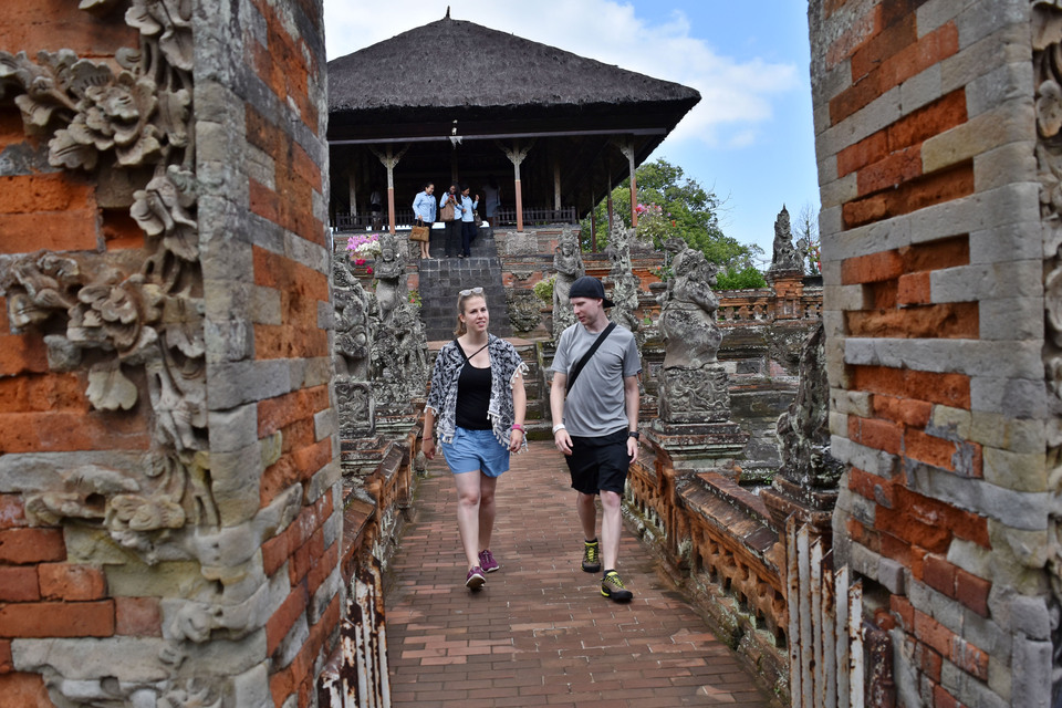 Tourists visit the Kerta Gosa cultural heritage site in Semarapura, Klungkung, Bali, Wednesday (18/07). Kerta Gosa is part of the Klungkung royal complex, built in 1686. (Antara Photo/Aditya Pradana Putra)