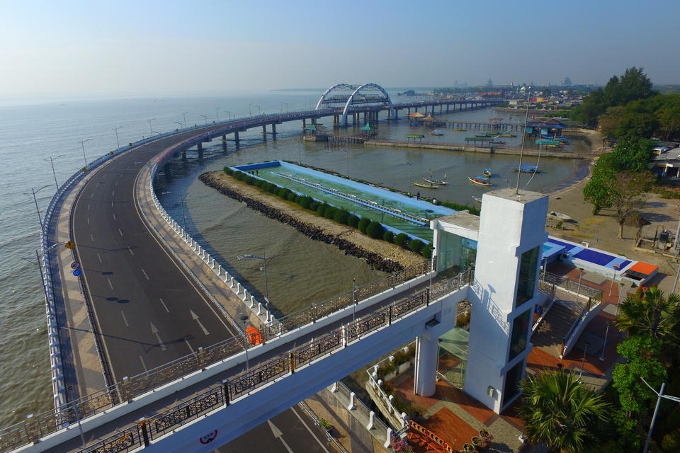 An aerial view of Suroboyo Bridge in Surabaya, East Java, in this July 7, 2016 file photo. Indonesia's economy beat forecasts and grew the fastest in 4-1/2 years in April-June, helped by higher consumption during Ramadan, but external headwinds cloud the outlook for lifting growth well above 5 percent. (Antara Photo/Didik Suhartono)