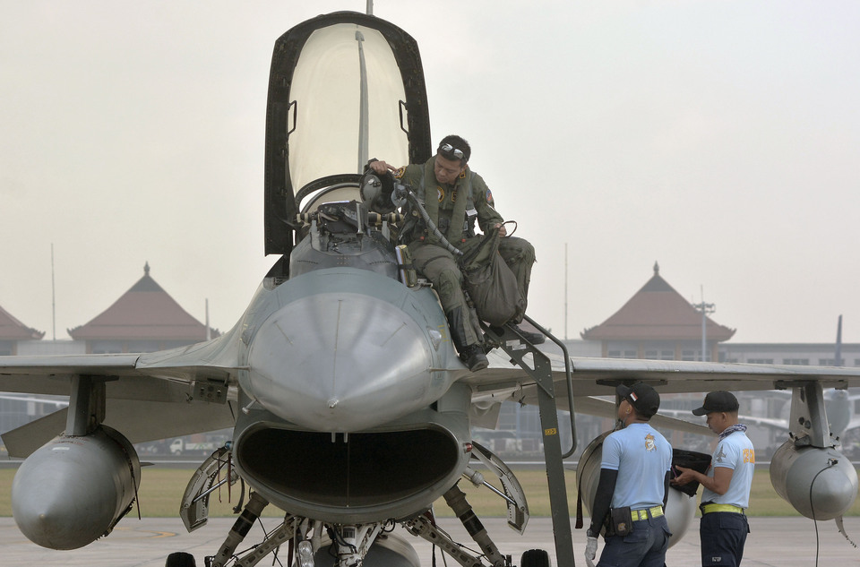 An F-16 jet fighter belonging to the Indonesian Air Force is being prepared for a flight at the Iswahjudi Air Base in Madiun, East Java. (Antara Photo)