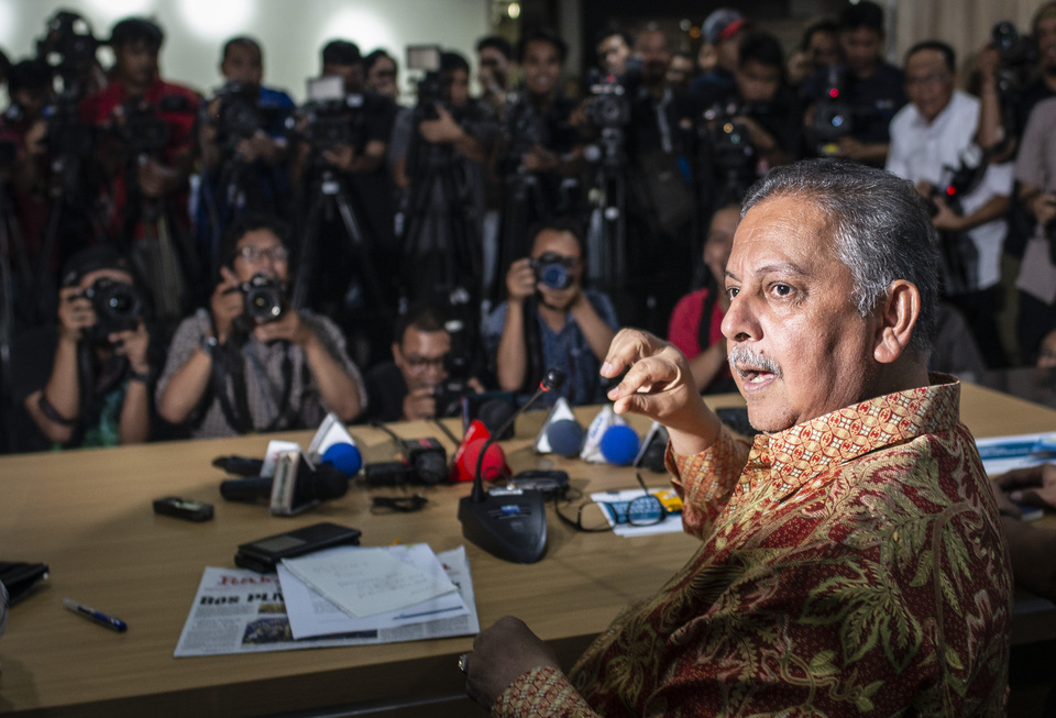 PLN president director Sofyan Basyir speaks to reporters in Jakarta on Monday (16/07). (Antara Photo/Aprillio Akbar)