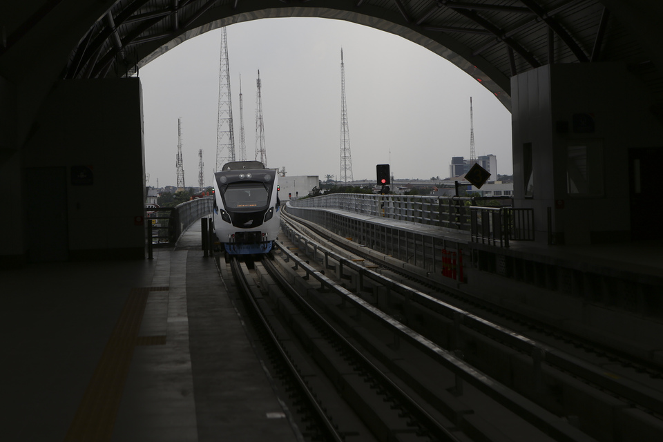 A light rail transit train arriving at Bumi Sriwijaya Station in Palembang, South Sumatra, on Friday (13/07). President Joko 'Jokowi' Widodo congratulated Palembang for being the first city in Indonesia to have an LRT system and said it will serve as a pilot project for other big cities in the country. (Antara Photo/Nova Wahyudi)